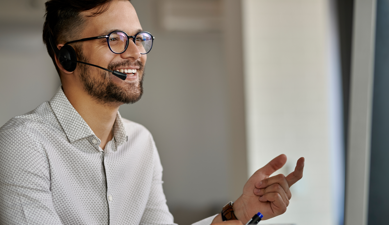 Customer Experience. Atención al cliente. Hombre con micrófono de contact center sonriendo.