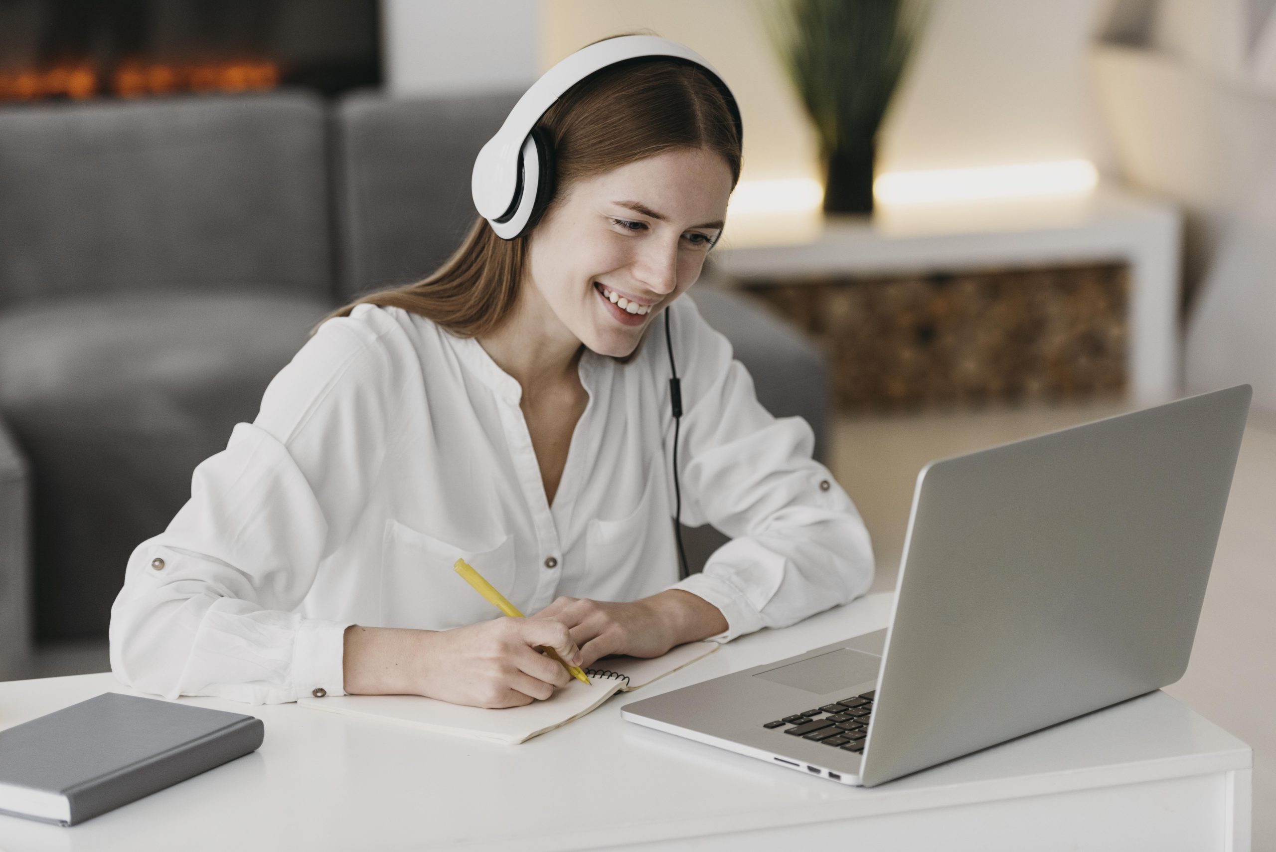 elearning. Mujer estudiando en el ordenador desde casa u oficina.